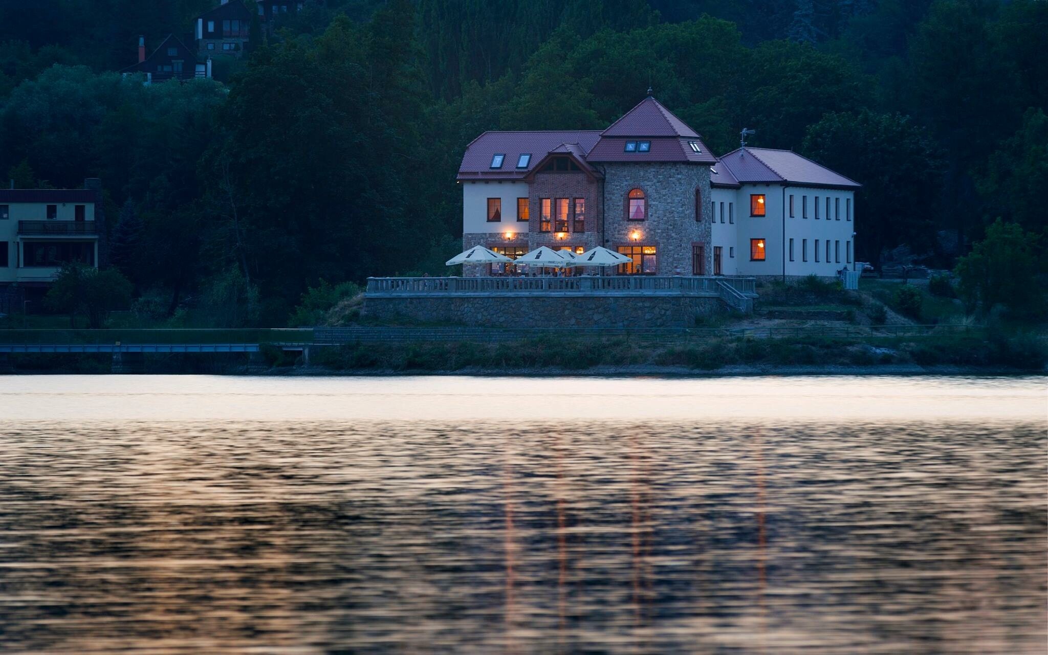 https://www.dotin.cz/media/reference/rekonstrukce-penzionu-na-plumlovske-prehrade/11782280-738222379633469-7420948858017379576-o1.jpg